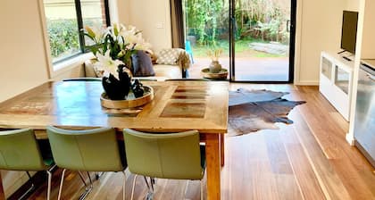 Brilliant 3 bedroom home•garden views• garage parking•walking distance to lake