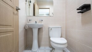 Kamar Basic, 1 kamar tidur (Room 201 (Ocean View / Netflix)) | 1 kamar tidur dan Wi-Fi gratis