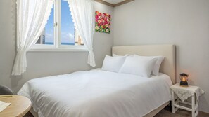 Kamar Basic, 1 kamar tidur (Room 202 (Ocean View / Netflix)) | 1 kamar tidur dan Wi-Fi gratis