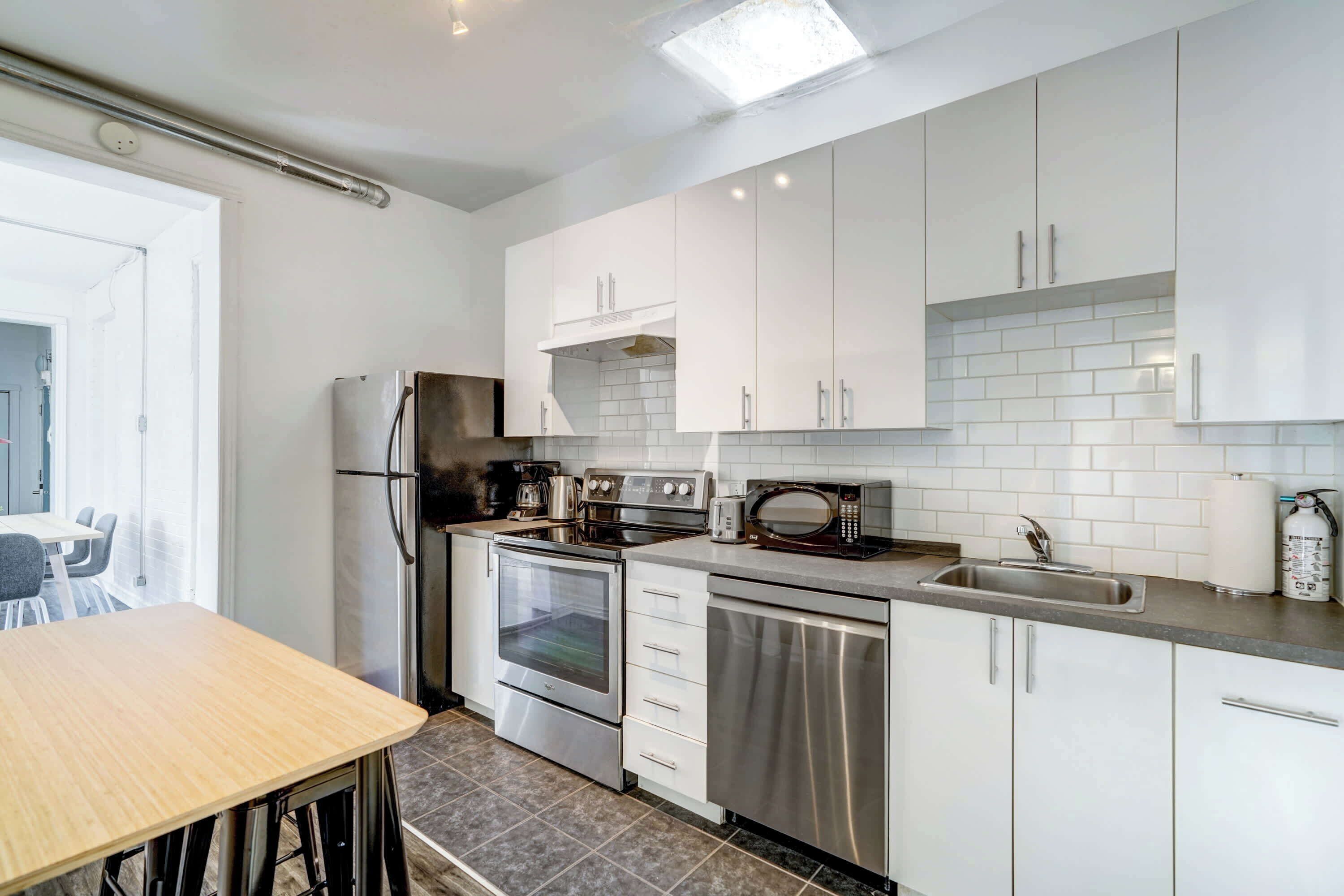 Jääkaappi, mikroaaltouuni, uuni, liesi