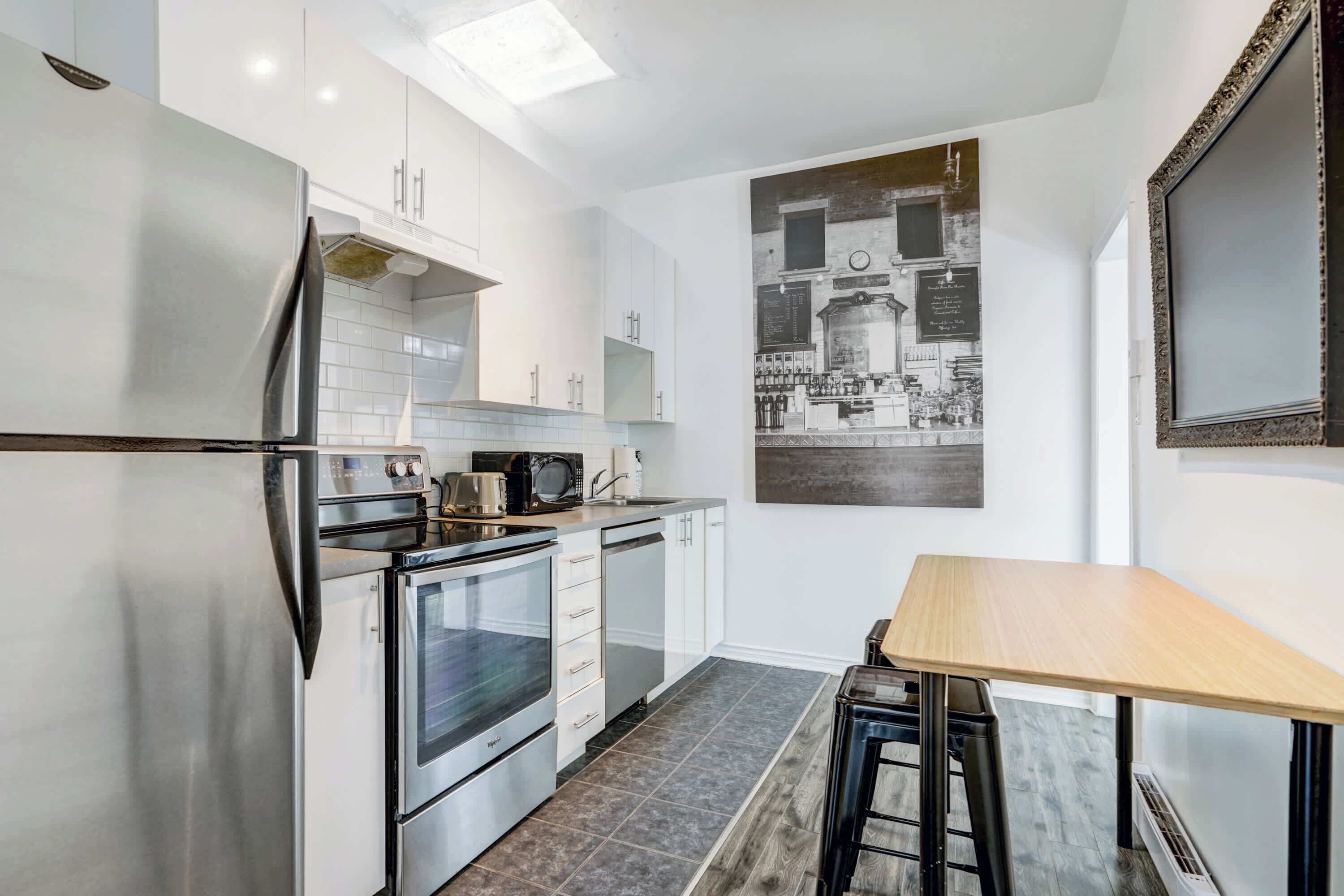 Jääkaappi, mikroaaltouuni, uuni, liesi