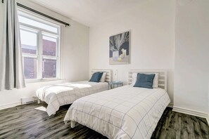 2 chambres, fer et planche à repasser, lit de bébé portatif