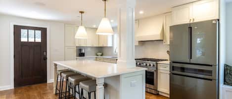 冷蔵庫、電子レンジ、食器洗い機、コーヒー / ティーメーカー