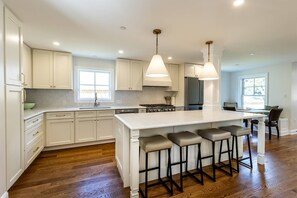 Réfrigérateur, micro-ondes, lave-vaisselle, cafetière/bouilloire