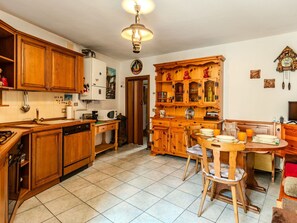 Microwave, oven, toaster - Lovely apartment for 3 guests with TV and balcony (Nesso)