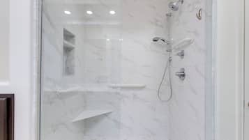 Chuveiro, secador de cabelo, toalhas de banho, sabonete