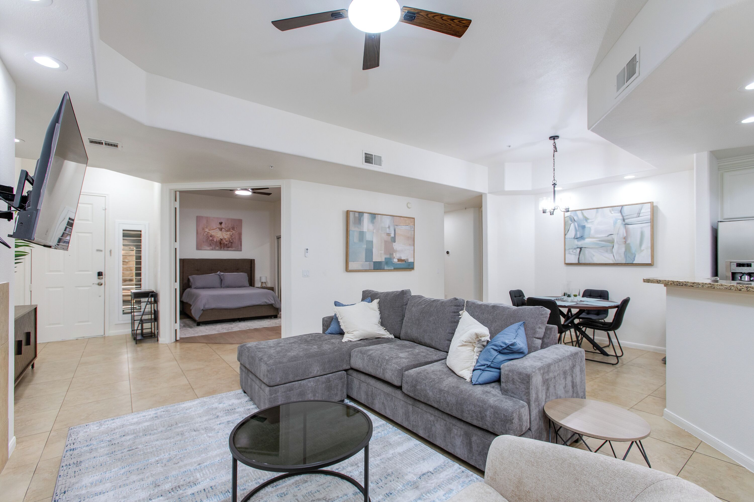 Smart TV, chimenea, videojuegos y libros 