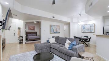 Smart TV, chimenea, videojuegos y libros