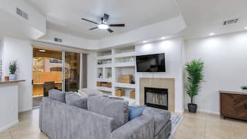 Smart TV, lareira, videogames, livros