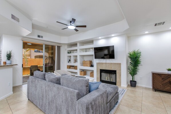 TV connectée, cheminée, jeux vidéo, livres