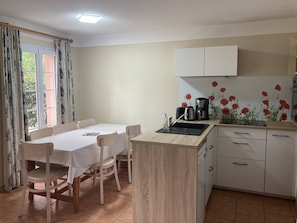 Fridge, microwave, dishwasher, cookware/dishes/utensils
