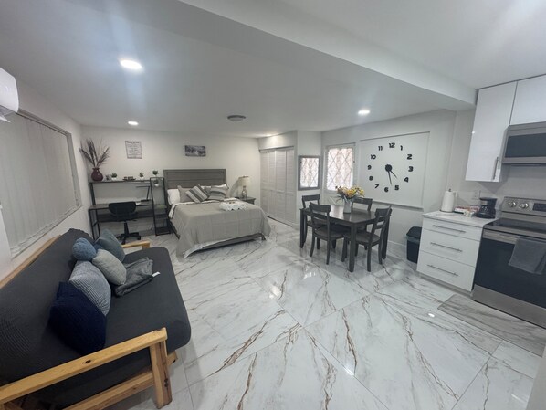 1 bedroom, desk, free WiFi, bed sheets