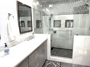 淋浴设施、吹风机、毛巾、肥皂