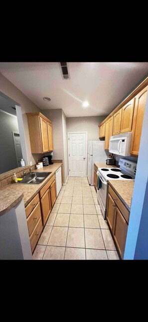Cookware/dishes/utensils - Cozy condo in Villages of Five Points, Lewes (Lewes)
