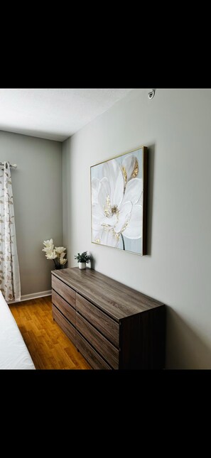 2 habitaciones, tabla de planchar con plancha, wifi y ropa de cama