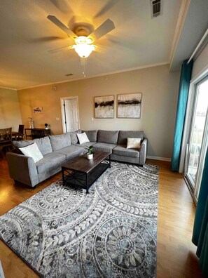 TV - Cozy condo in Villages of Five Points, Lewes (Lewes)