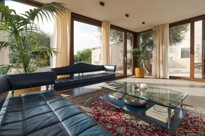 TV - Villa for 12 with Pool, A/C, Garden (Rosolini)