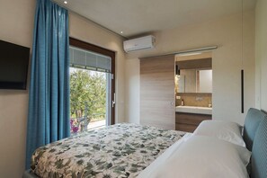 6 bedrooms, iron/ironing board, travel cot, free WiFi - Villa for 12 with Pool, A/C, Garden (Rosolini)