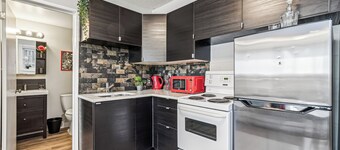 Chic Inner-City Studio - Your Cozy Calgary Escape!