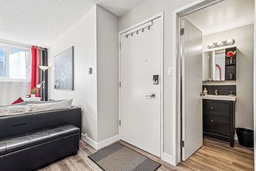 Chic Inner-City Studio - Your Cozy Calgary Escape!