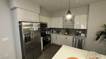 Microondas, horno, parrilla de estufa y lavavajillas