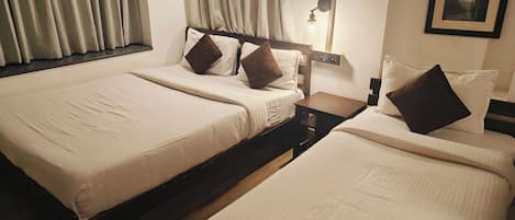 Triple Room | Laptop workspace, blackout drapes, iron/ironing board, free WiFi