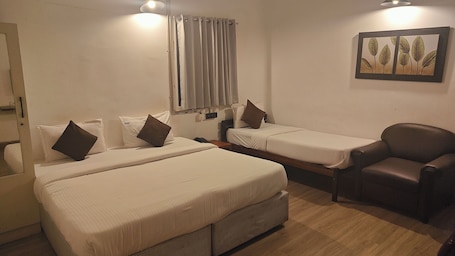 Espacio para trabajar con laptop y cortinas blackout . Between The Mango Trees