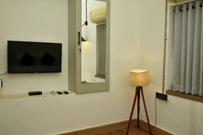 Studio | Laptop workspace, blackout drapes, iron/ironing board, free WiFi