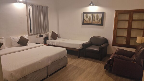 Studio Suite | Laptop workspace, blackout curtains, iron/ironing board, free WiFi - Between The Mango Trees (Chennai)