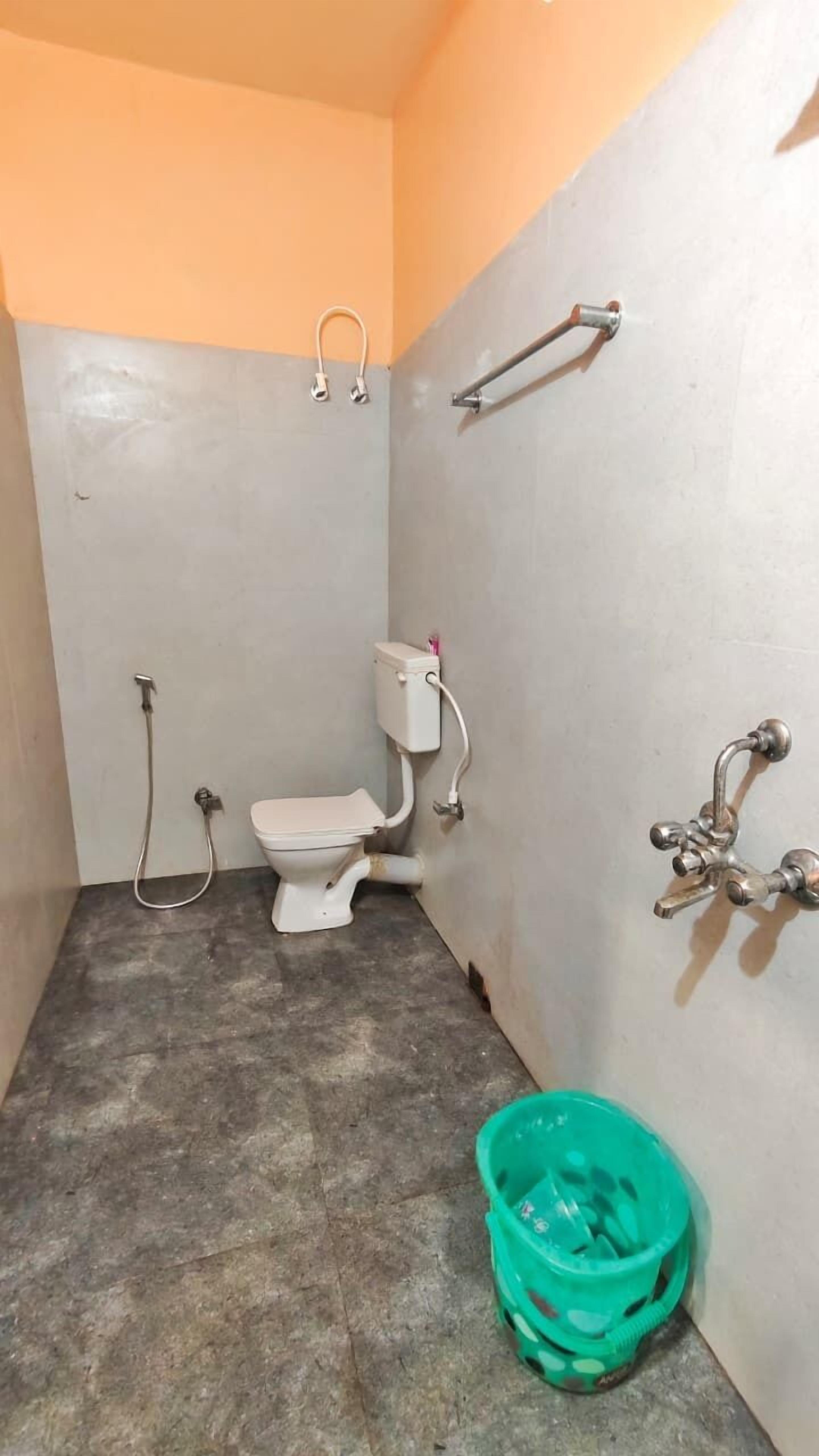 Superior Room | Bathroom | Shower, rainfall showerhead, free toiletries, towels