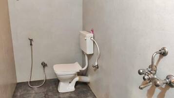 Superior Room | Bathroom | Shower, rainfall showerhead, free toiletries, towels