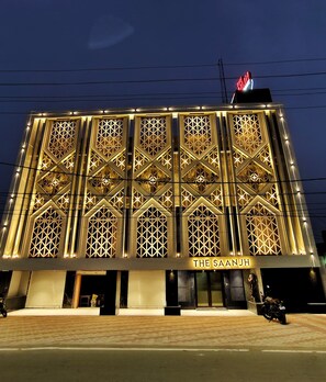 Un edificio con fachada geométrica y diseños iluminados, llamado "The Saahnj".