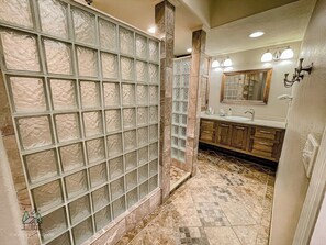 Shower, towels - Beachside at Long Lake North (Phillips)