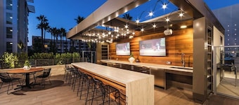 Modern Luxury Retreat - Walk to South Coast Plaza & Arts in Costa Mesa