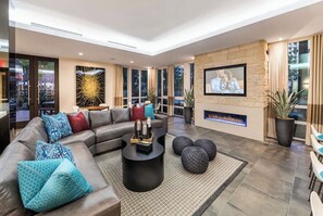 Smart TV, fireplace - Modern Luxury Retreat - Walk to South Coast Plaza & Arts in Costa Mesa (Costa Mesa)