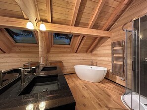Ducha, bañera de hidromasaje, secador de pelo, toallas
