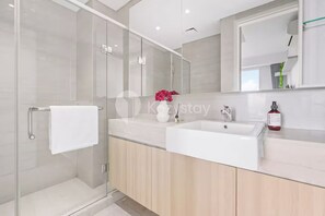 Apartment, 3 Bedrooms, City View | Bathroom | Shower, hair dryer, slippers, bidet - Birama by Kozystay - Paskal (Bandung)