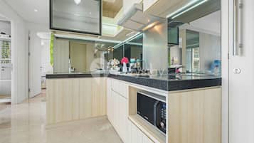 Apartamento, 3 quartos, vista para a cidade | Cozinha privada | Geladeira grande, micro-ondas, cooktop, panela elétrica de arroz