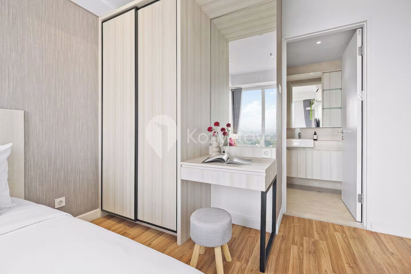 Apartamento, 3 habitaciones, vistas a la ciudad | Espacio para trabajar con un portátil y tabla de planchar con plancha