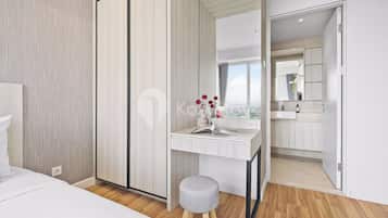 Apartamento, 3 habitaciones, vistas a la ciudad | Espacio para trabajar con un portátil y tabla de planchar con plancha