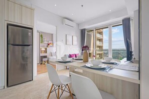 Appartement, 3 chambres, vue ville | Coin séjour | TV connectée de 43 pouces avec chaînes par câble, Netflix