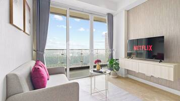Apartamento, 3 habitaciones, vistas a la ciudad | Zona de estar | Smart TV de 43 pulgadas con canales por cable, Netflix
