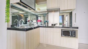 Apartment, 3 Bedrooms, City View | Private kitchen | Full-sized fridge, microwave, stovetop, rice cooker