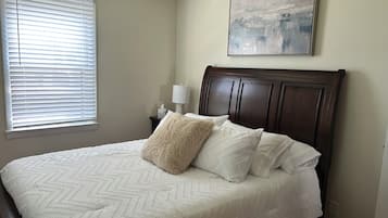 3 quartos, escrivaninha, ferros/tábuas de passar roupa