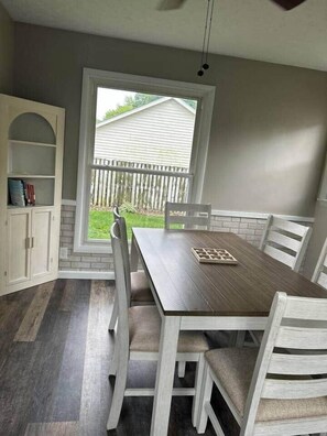 Dining - Charming House, just a short walk to downtown (Vermilion)