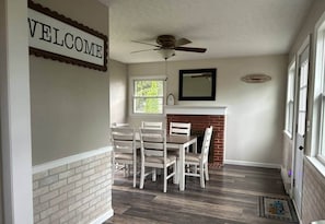 Dining - Charming House, just a short walk to downtown (Vermilion)