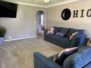 Smart TV, books - Charming House, just a short walk to downtown (Vermilion)