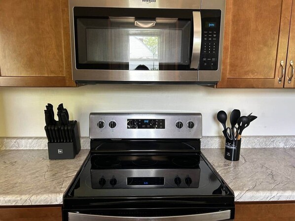 Fridge, microwave, oven, stovetop - Charming House, just a short walk to downtown (Vermilion)