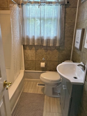 Toallas, jabón, shampoo, papel de baño 
