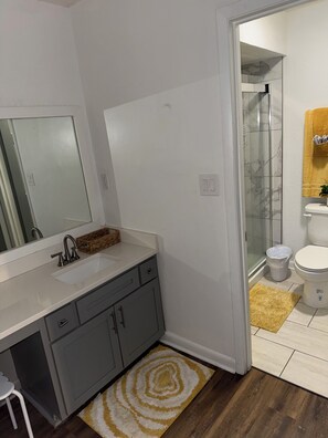 Suihku, hiustenkuivaaja, pyyhkeet, saippua